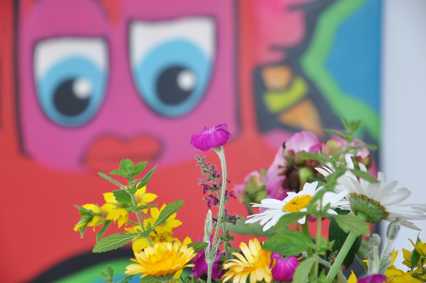 Graffiti og blomster i Kanalbyen