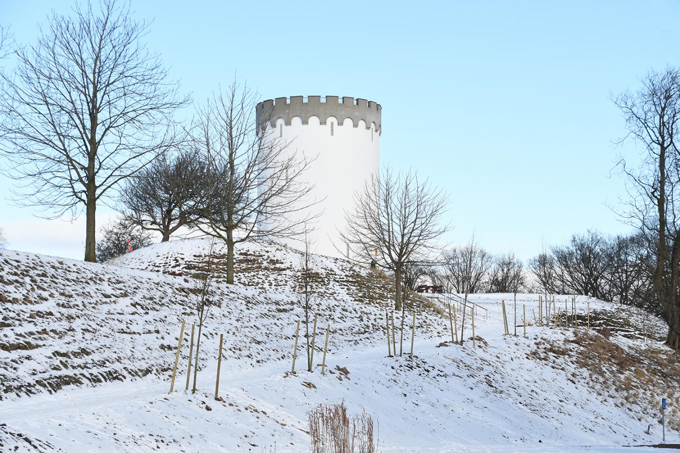Det hvide vandtårn om vinteren