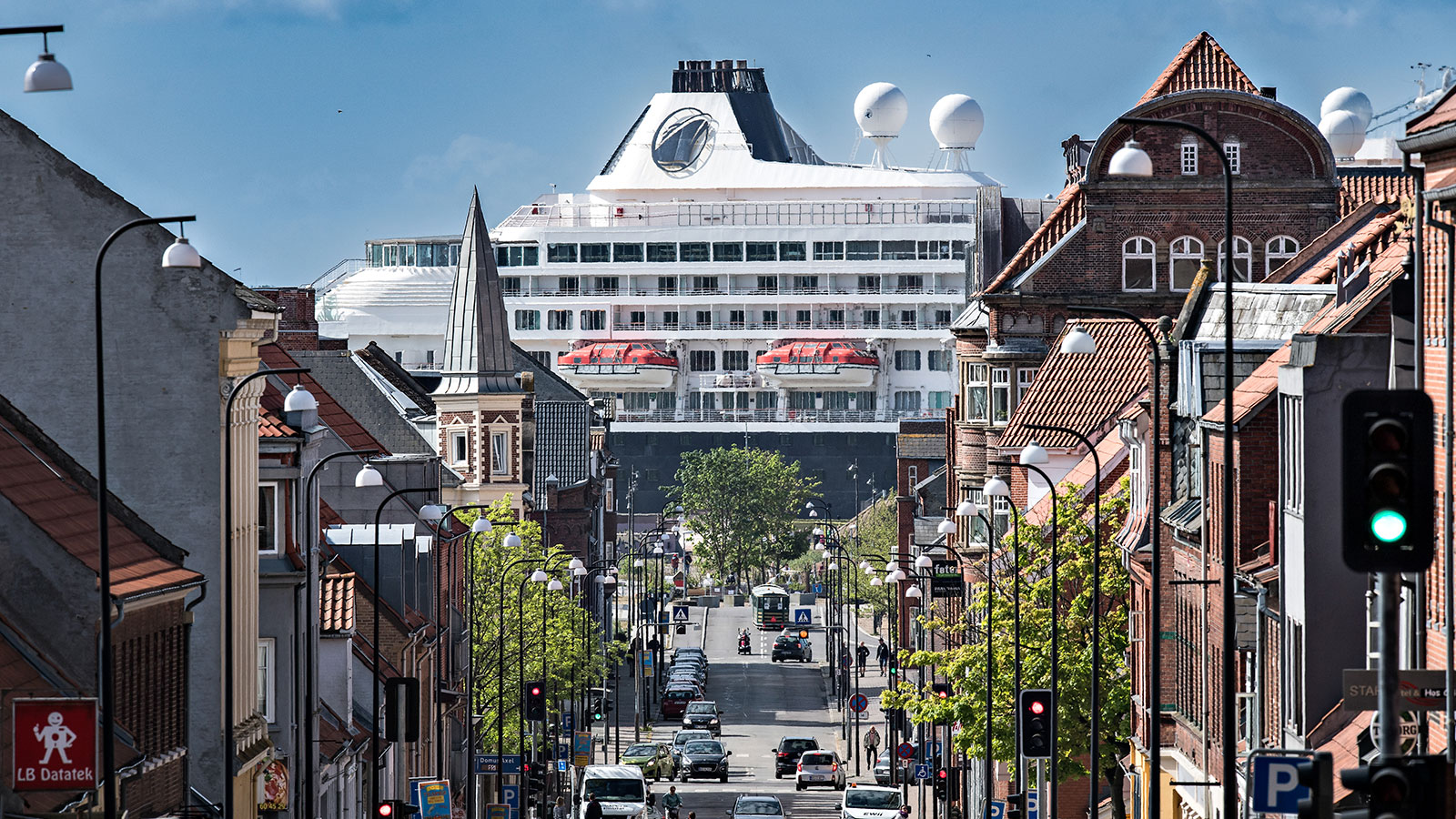 Krydstogtskib set fra gaden