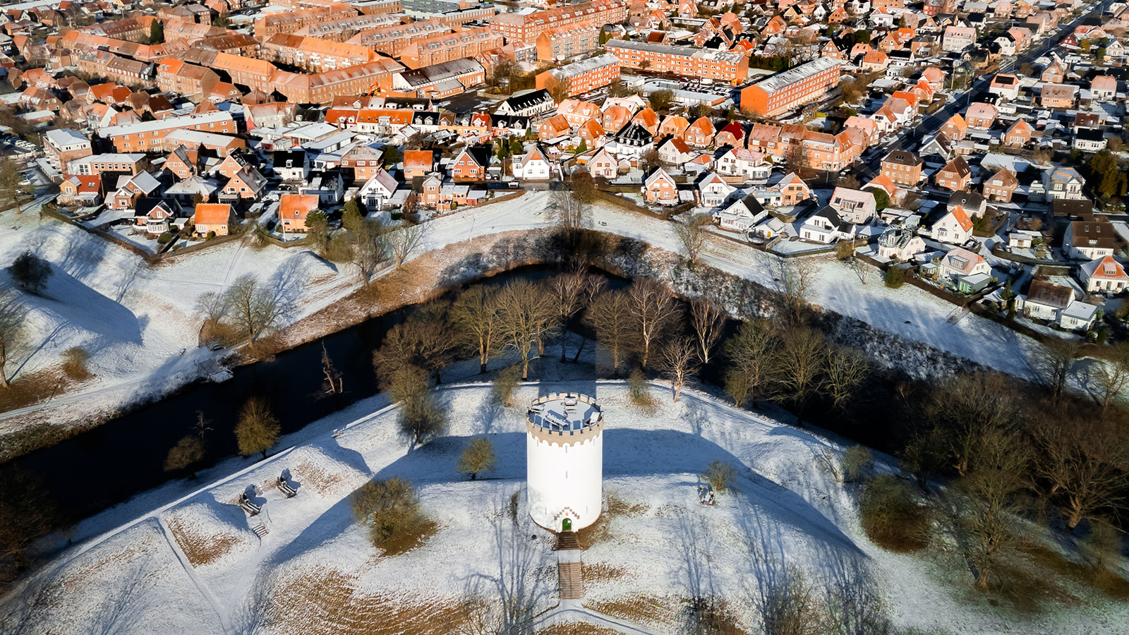 Det Hvide Vandtårn i smukt vinterlandskab
