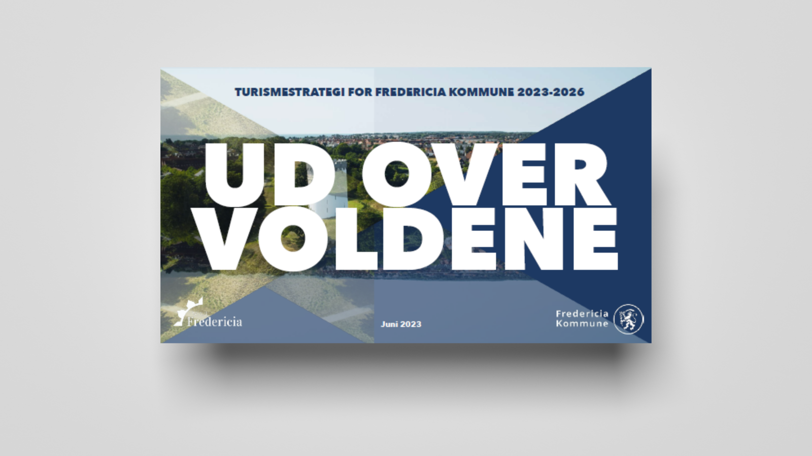 Billede af forsiden på turismestrategien på grå baggrund