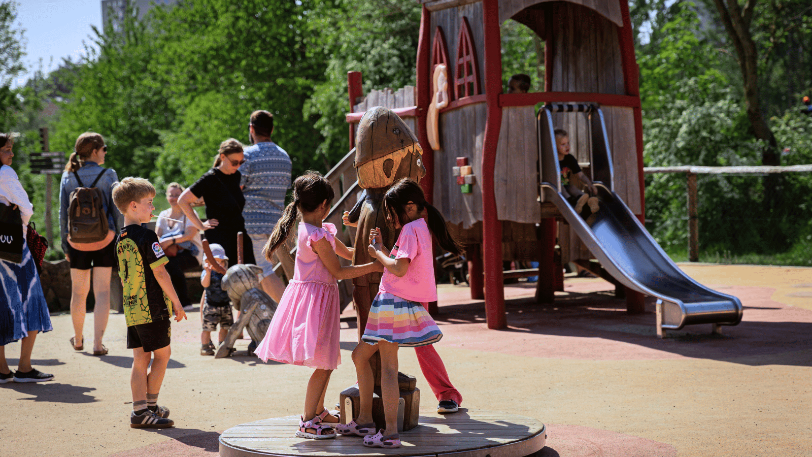 Børn der leger i Madsby Legepark