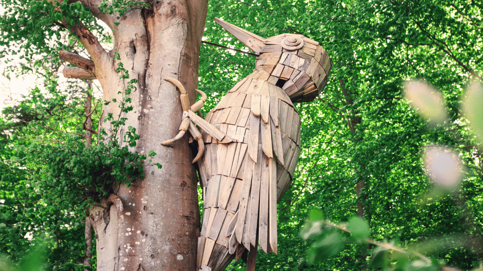 Træskulptur af spætten