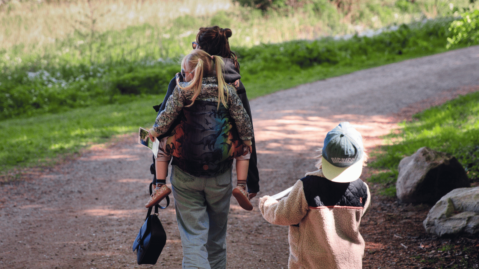Familie går tur i naturen nær Fredericia