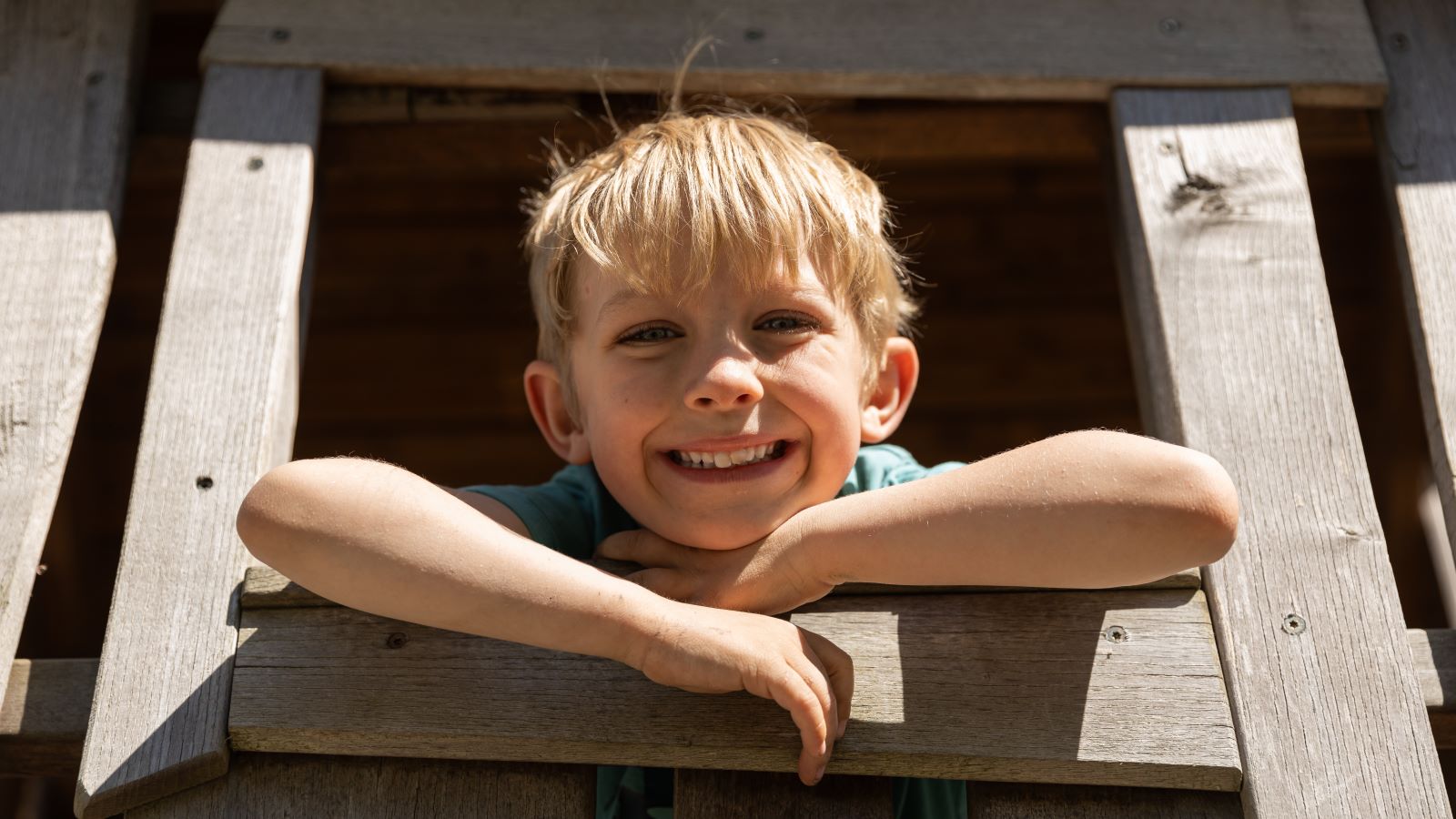 Dreng kigger ud fra vindue