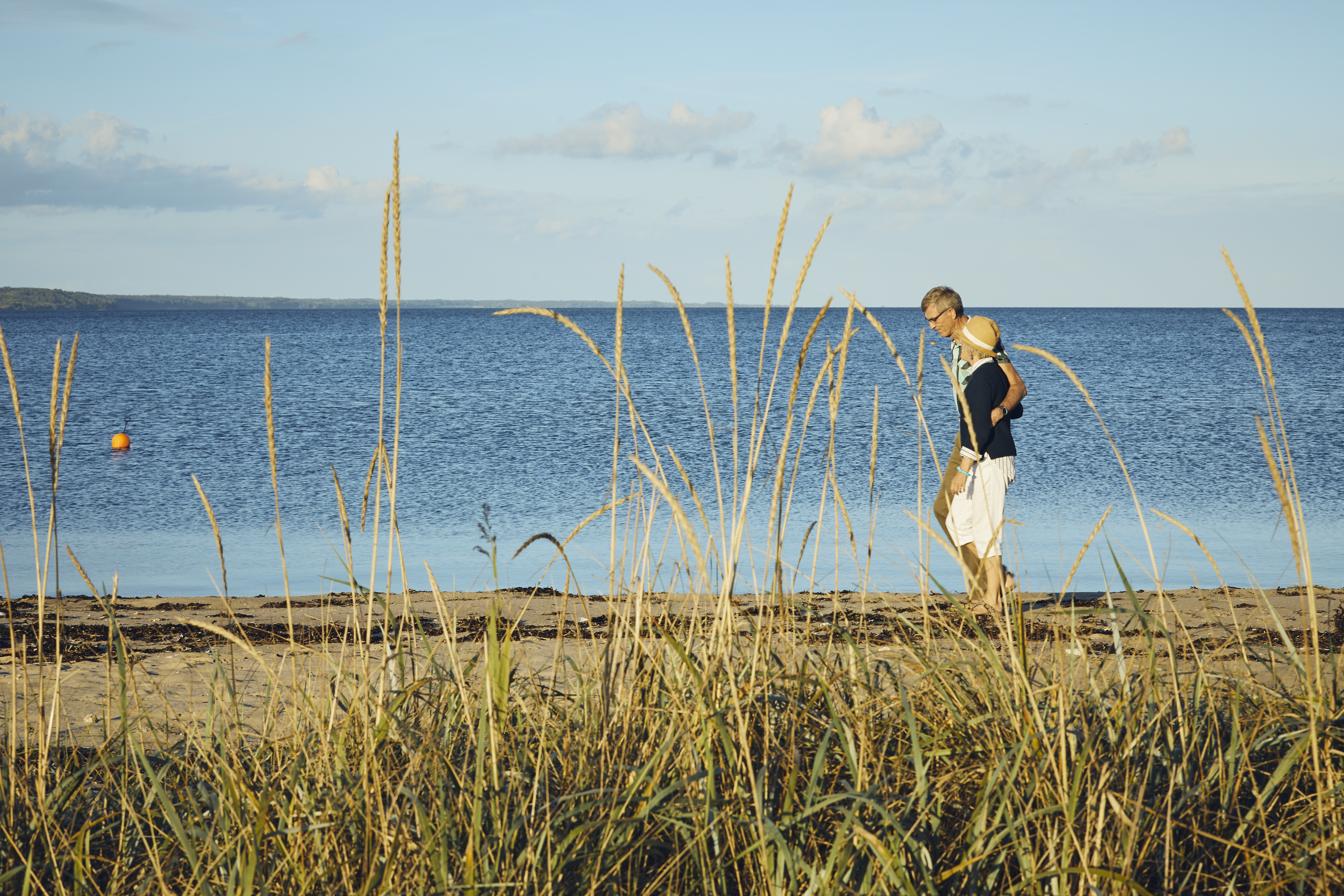 Par går tur på Bøgeskov Strand