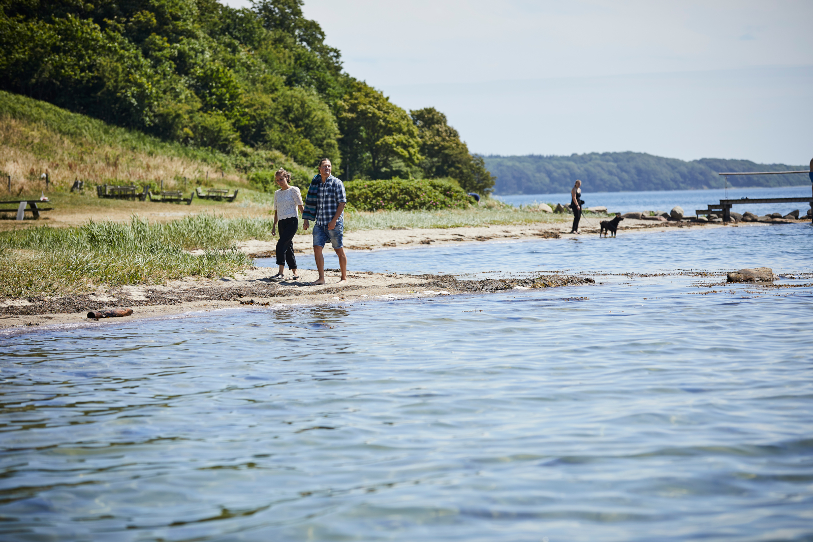 Par går tur i Skærbæk Strandpark