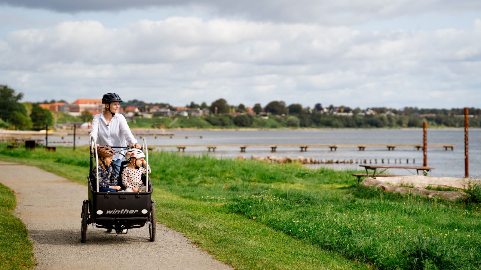 Familie cykler i ladcykel på Strandstien langs Østerstrand