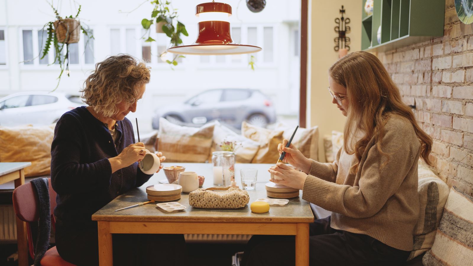 Mal keramik hos Café Kaffekop i Fredericia