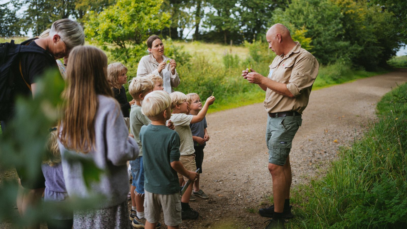 Naturvejleder på tur med familie