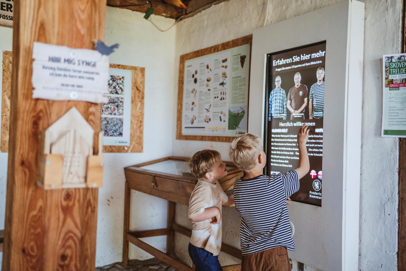 Børn kigger på skærm på naturcenter Trelde Næs