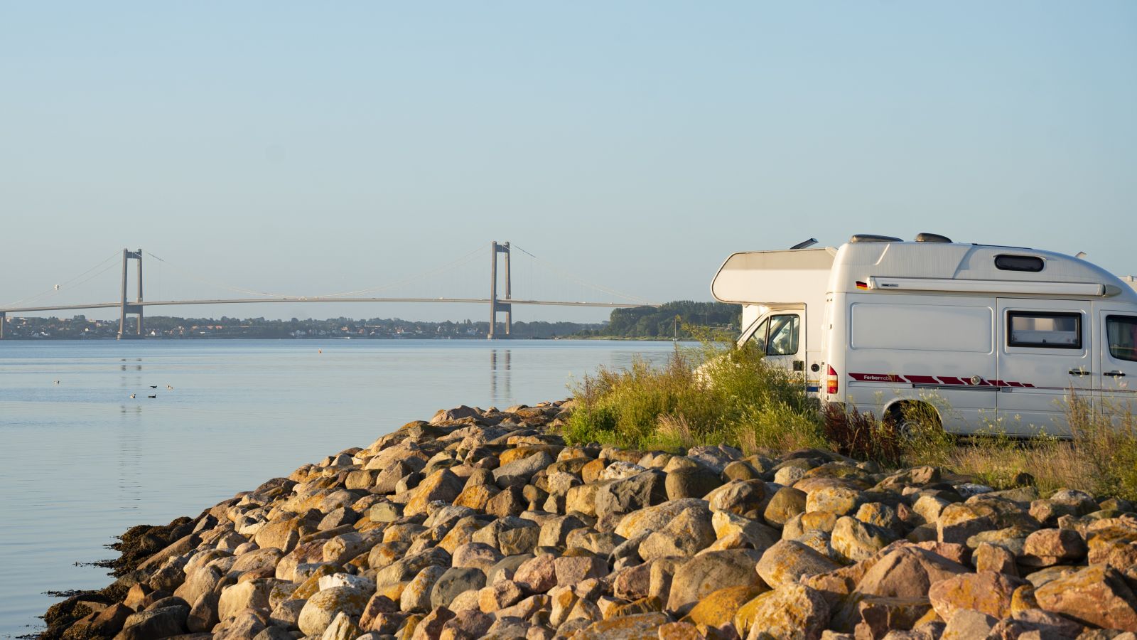 Autocamper parkering med udsigt til Lillebælt