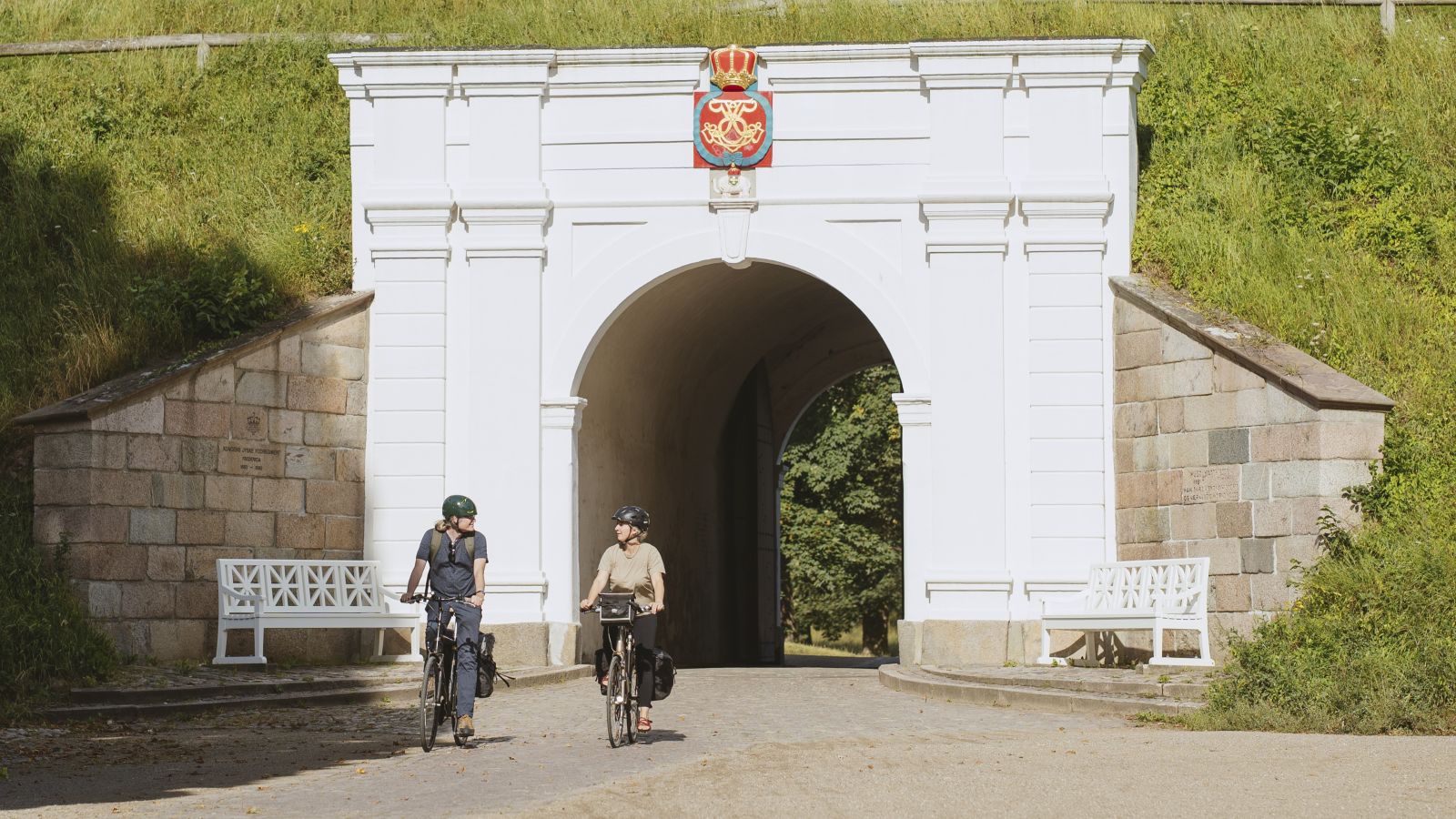 Par på cykelferie cykler igennem Prinsens Port i Fredericia