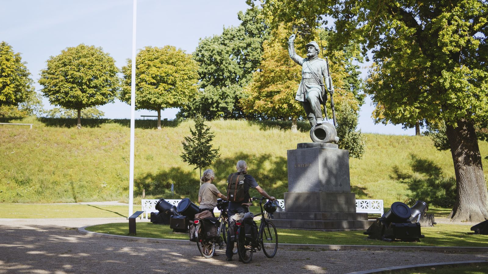 Par på cykelferie betragter Landsoldatpladsen