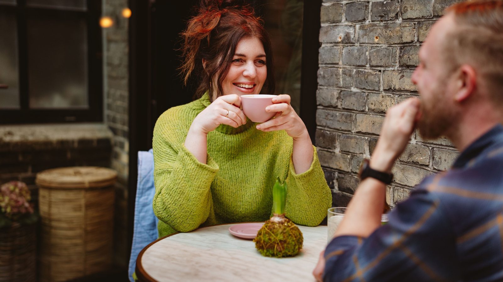 Par sidder og hygger sig på cafe