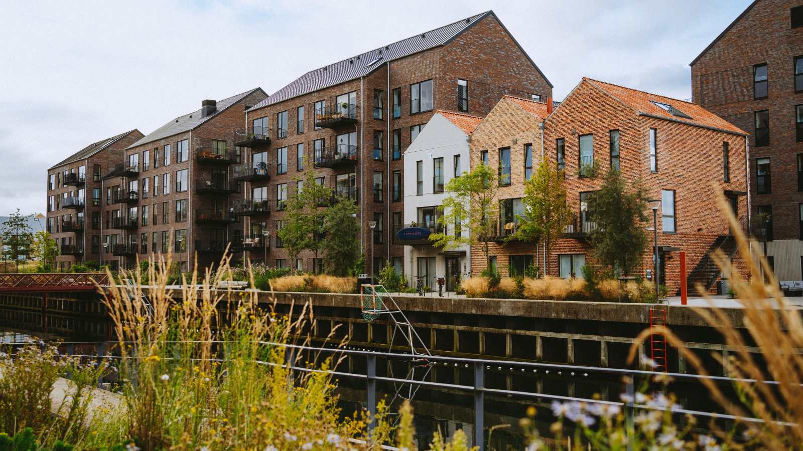 Huse langs kanalen i Kanalbyen