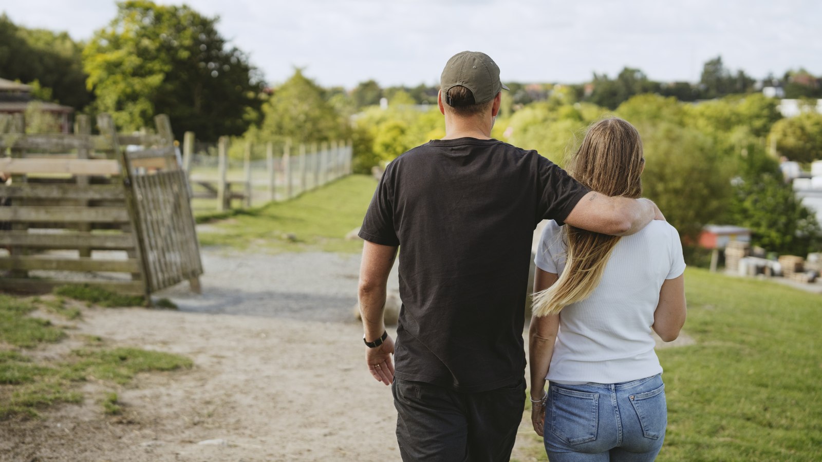 Par går en tur i Madsby Legepark
