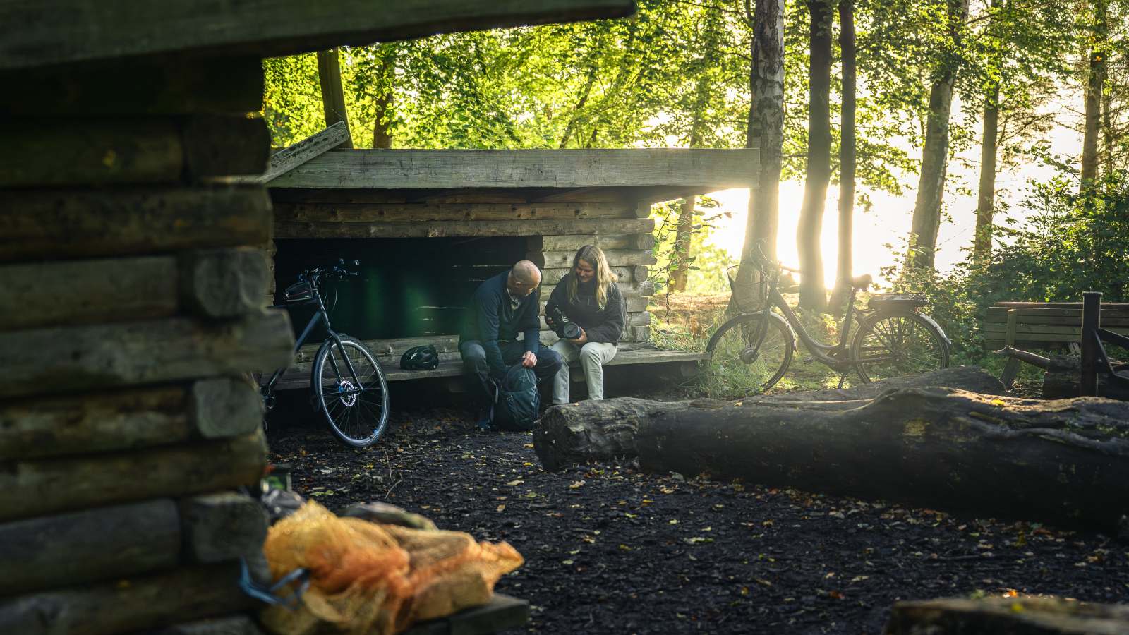 Par sidder ved shelter på Trelde Næs