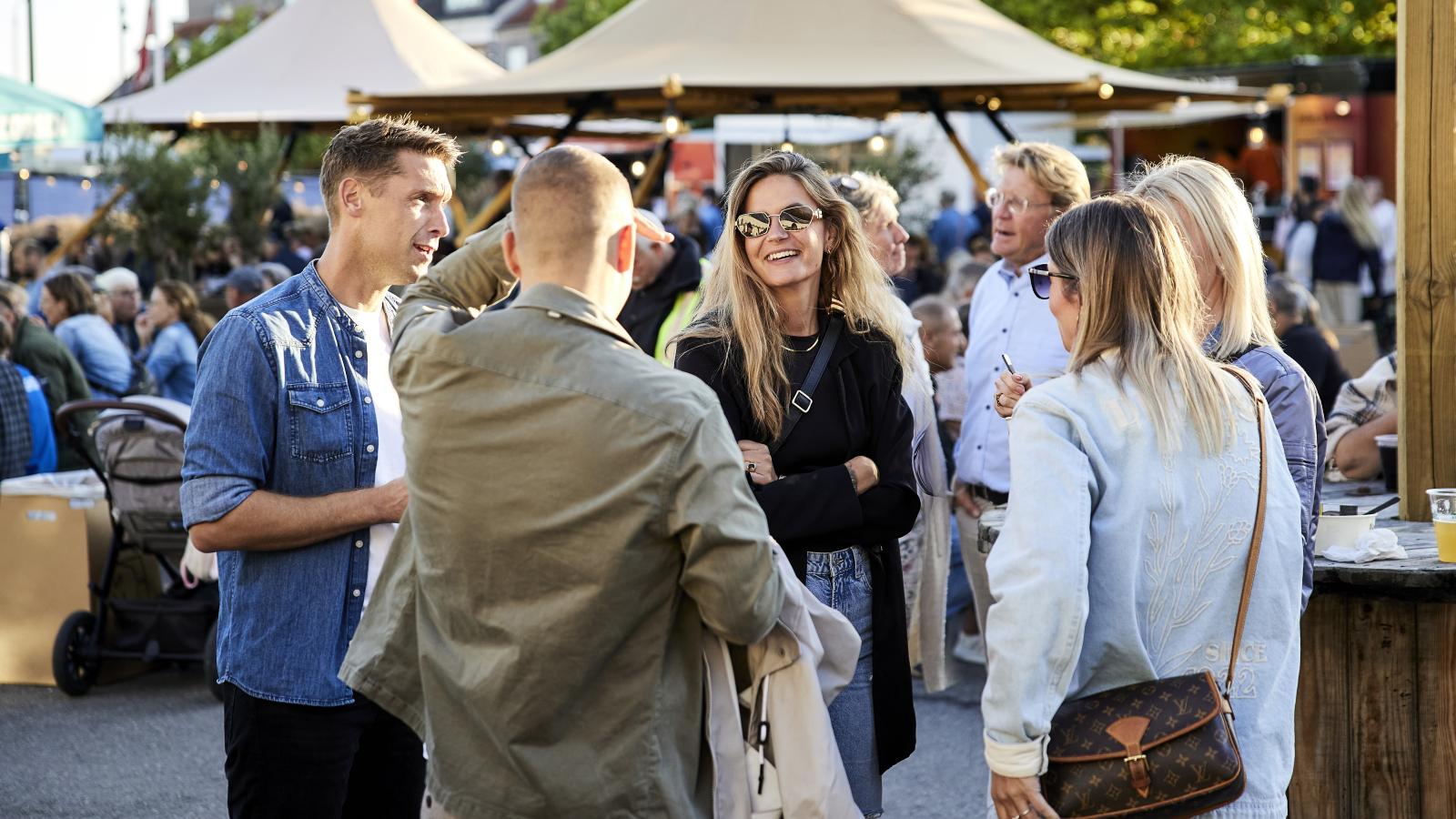 Gruppe står og snakker til Food Festival