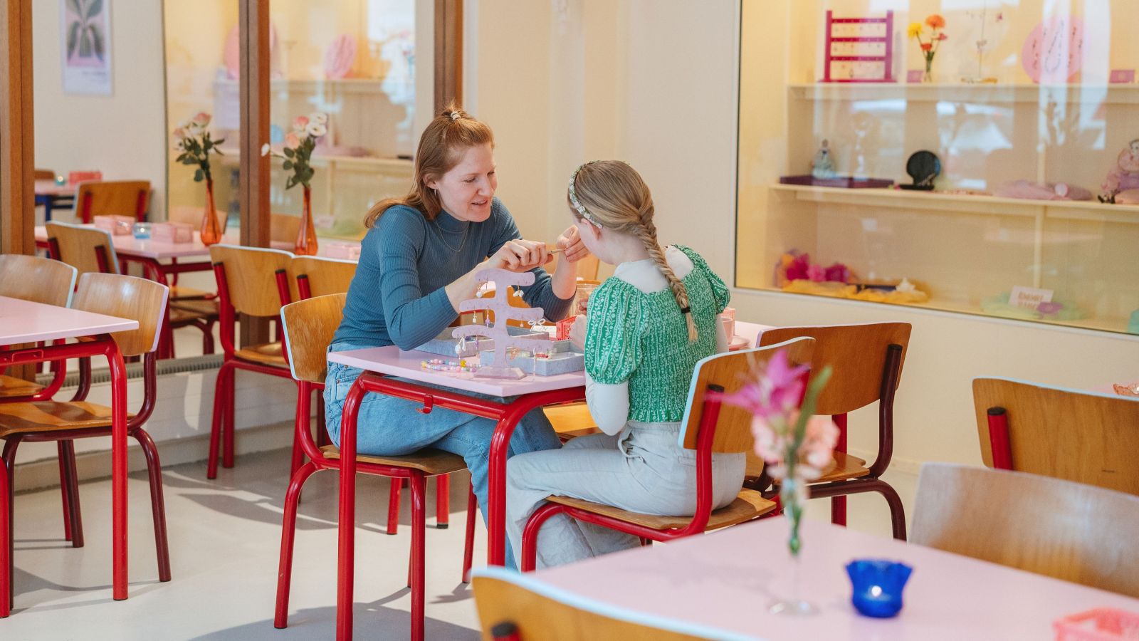 Mor og datter på smykkecafeen Lluna