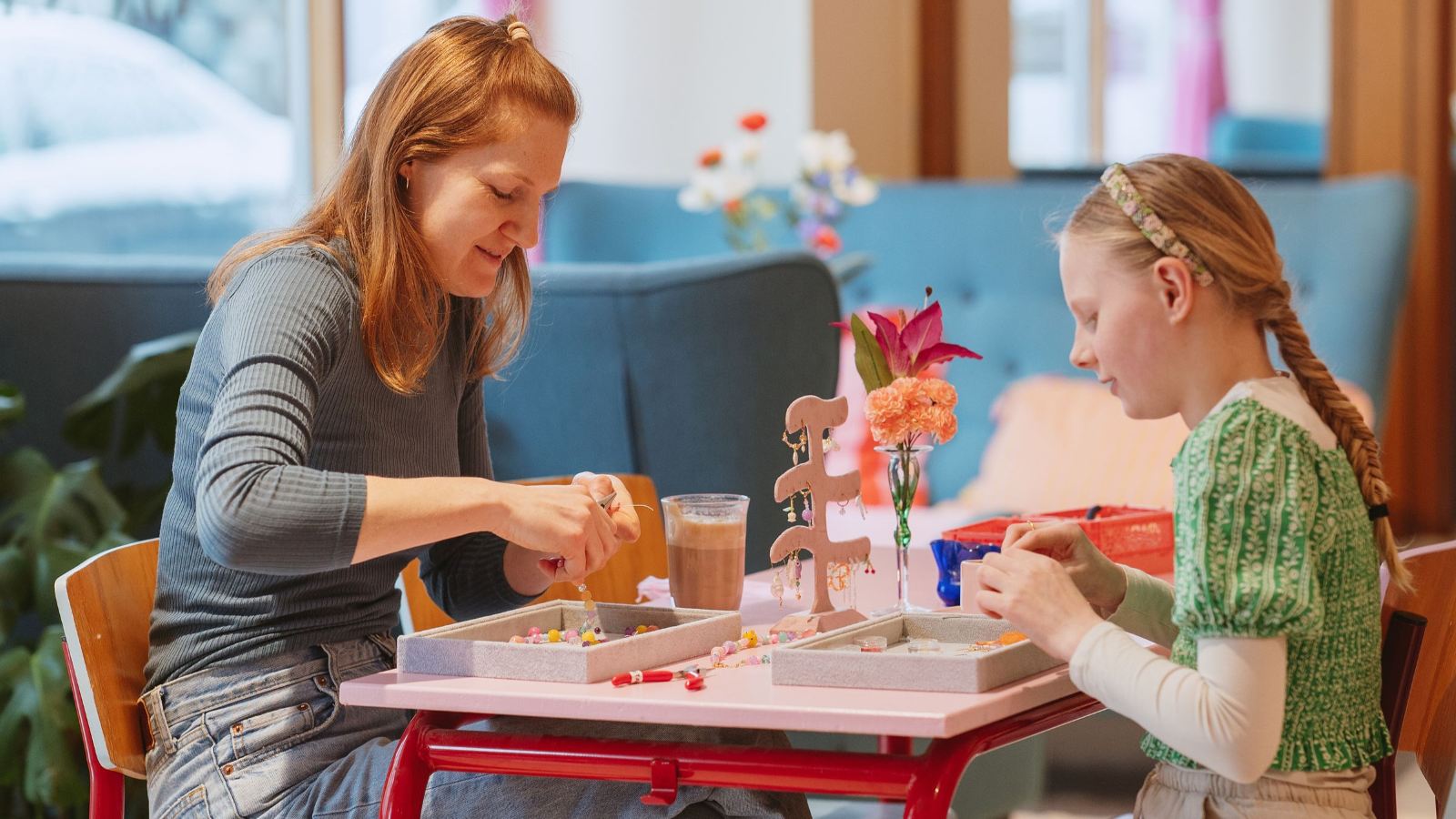 Mor og datter sidder på Lluna smykkecafe og butik