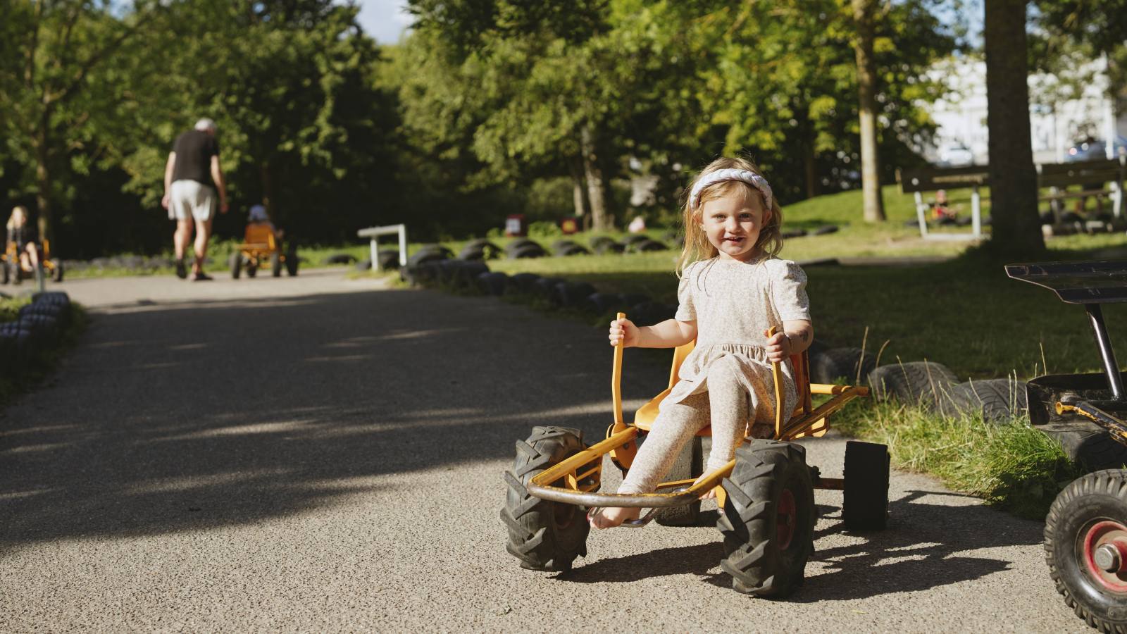Pige sidder på mooncar i Madsby Legepark
