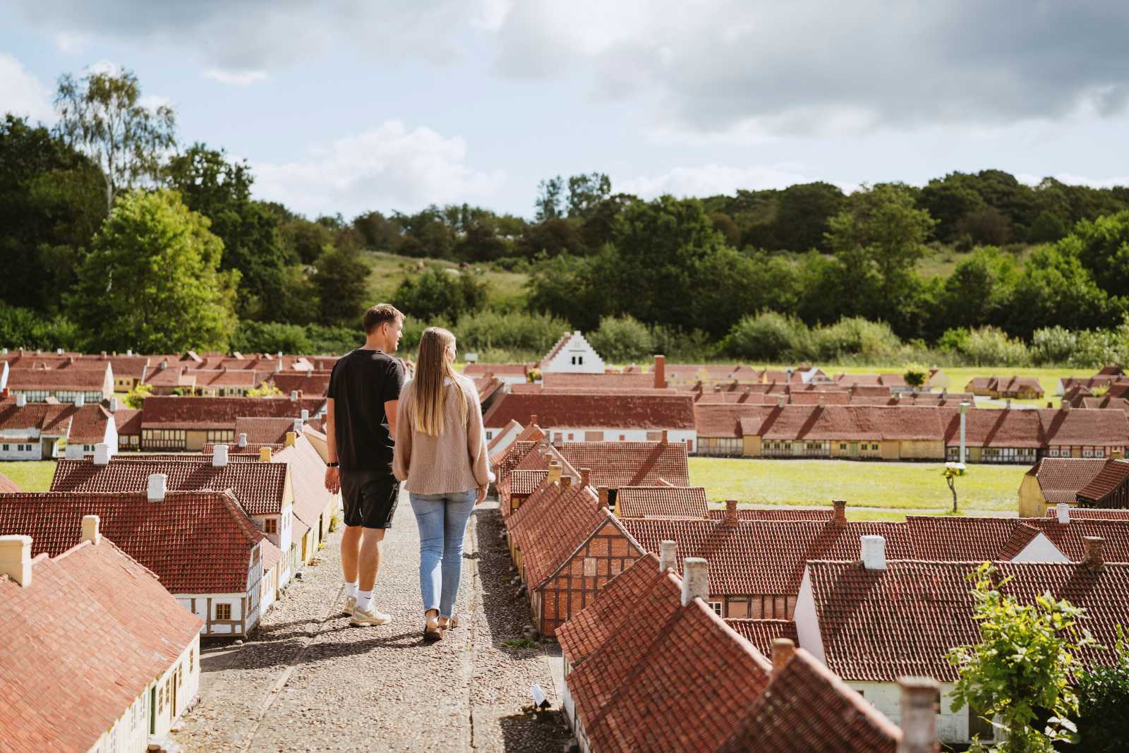 Par går i Den Historiske Miniby