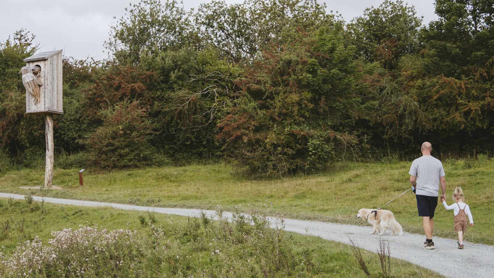 Familie med hund går tur ved stæren i madsbyparken
